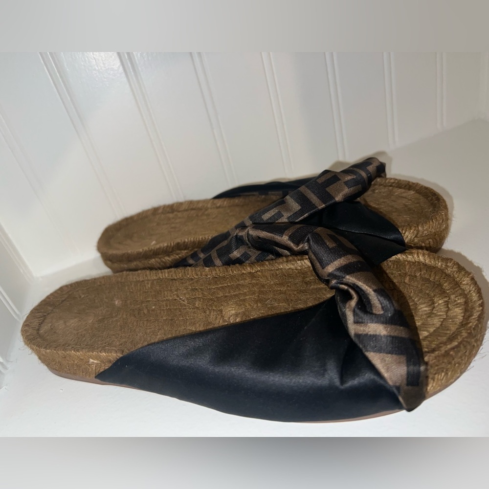 New in Box Women’s Fendi at FF Twist Espadrille Slides Shoes size 37 or 7